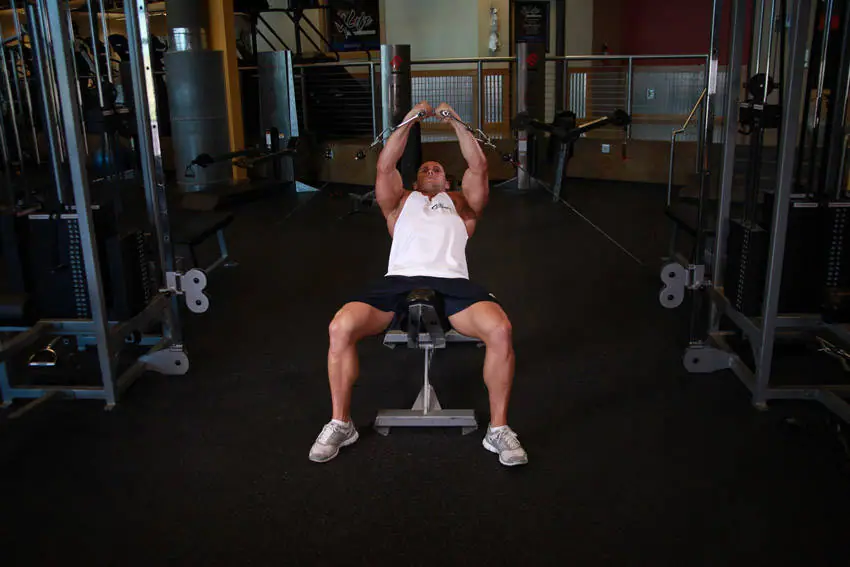 Incline Cable Flye — posisi akhir