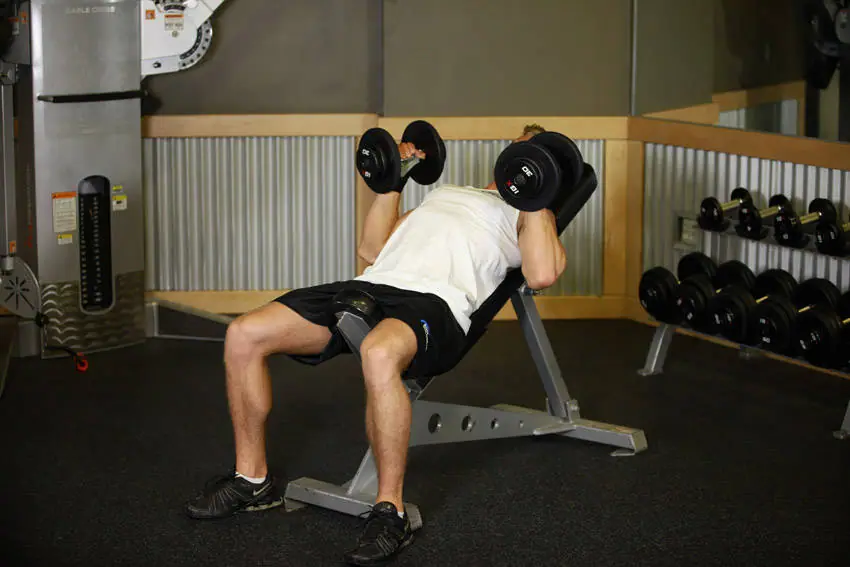 Incline Dumbbell Bench With Palms Facing In — posisi akhir