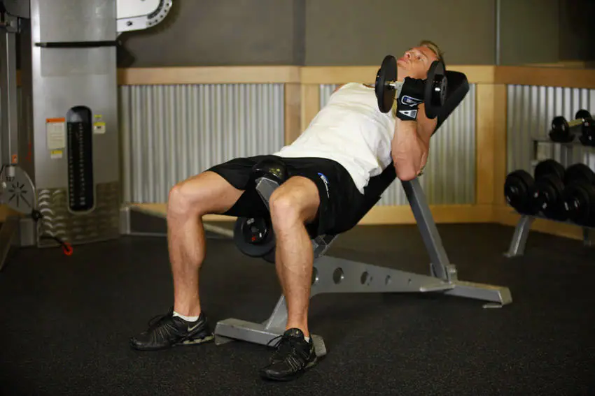 Incline Dumbbell Curl — posisi akhir