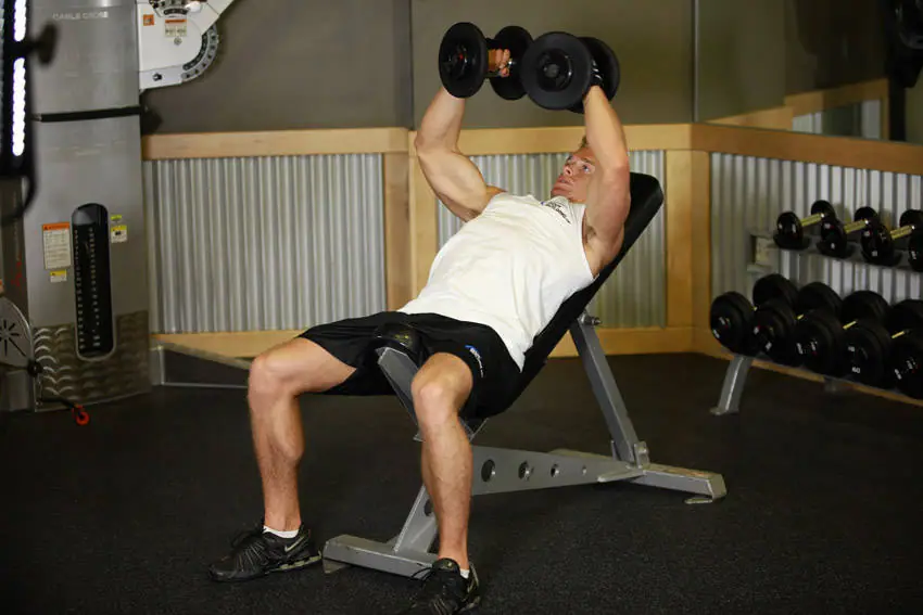 Incline Dumbbell Flyes — posisi awal