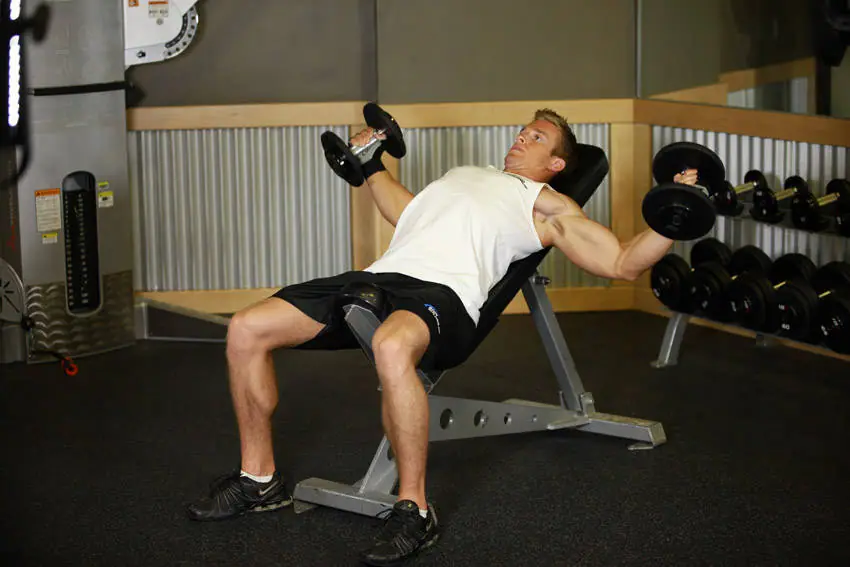 Incline Dumbbell Flyes — posisi akhir