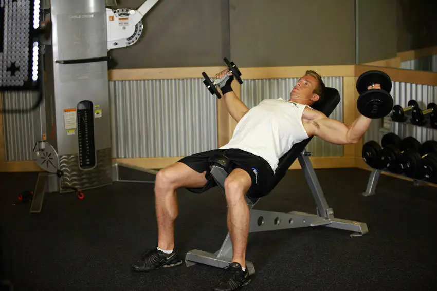 Incline Dumbbell Flyes - With A Twist — posisi awal