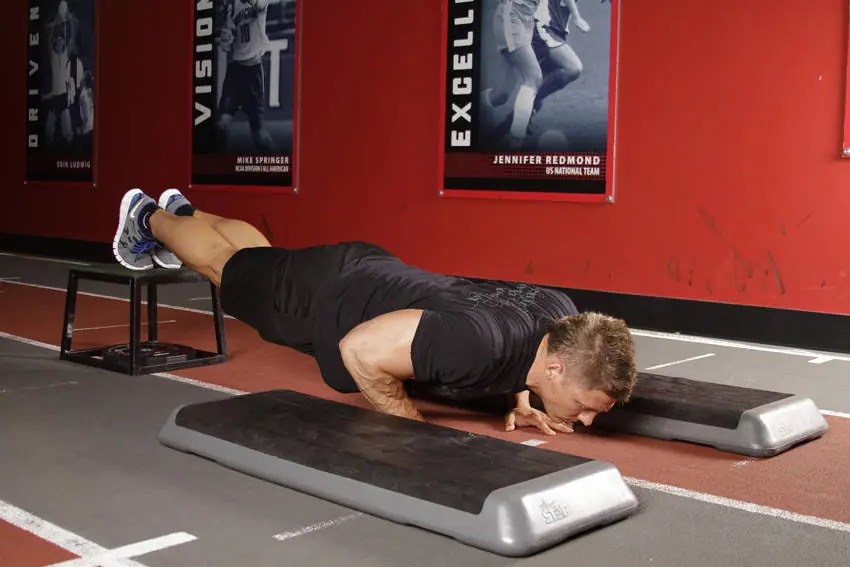 Incline Push-Up Depth Jump — posisi awal
