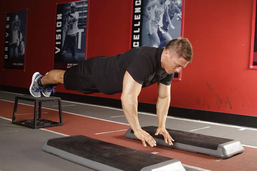 Incline Push-Up Depth Jump — posisi akhir