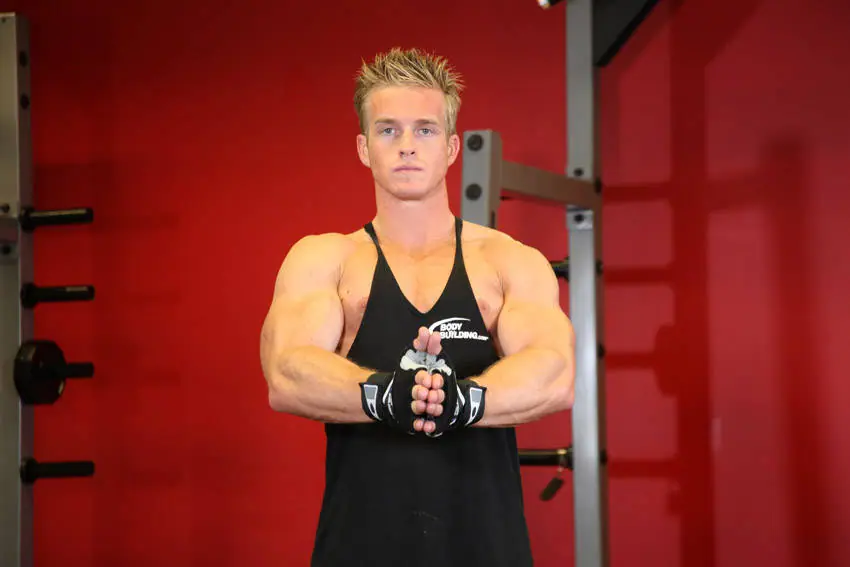 Isometric Chest Squeezes — posisi akhir
