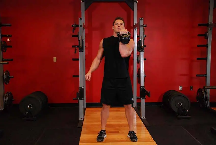 Kettlebell Arnold Press — posisi awal