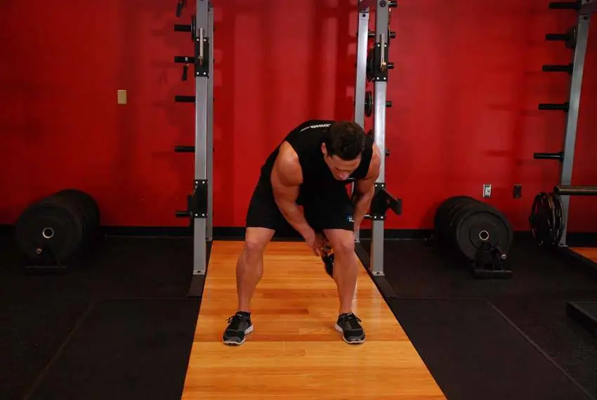 Kettlebell Figure 8 — posisi awal