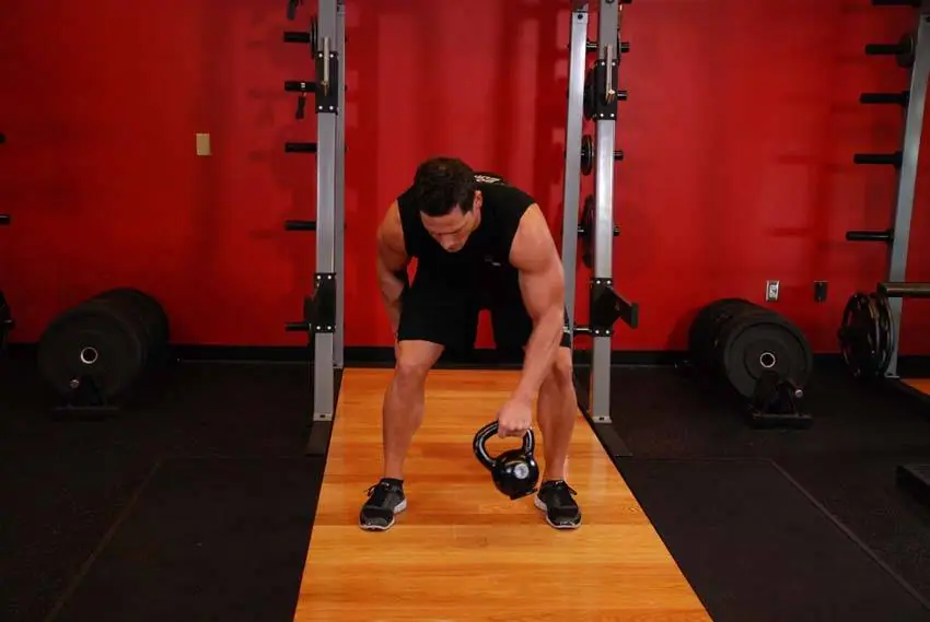 Kettlebell Figure 8 — posisi akhir