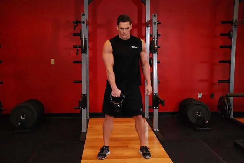 Kettlebell Hang Clean — posisi awal