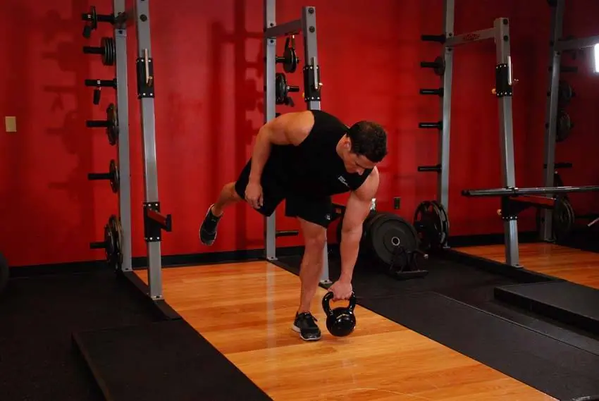 Kettlebell One-Legged Deadlift — posisi akhir