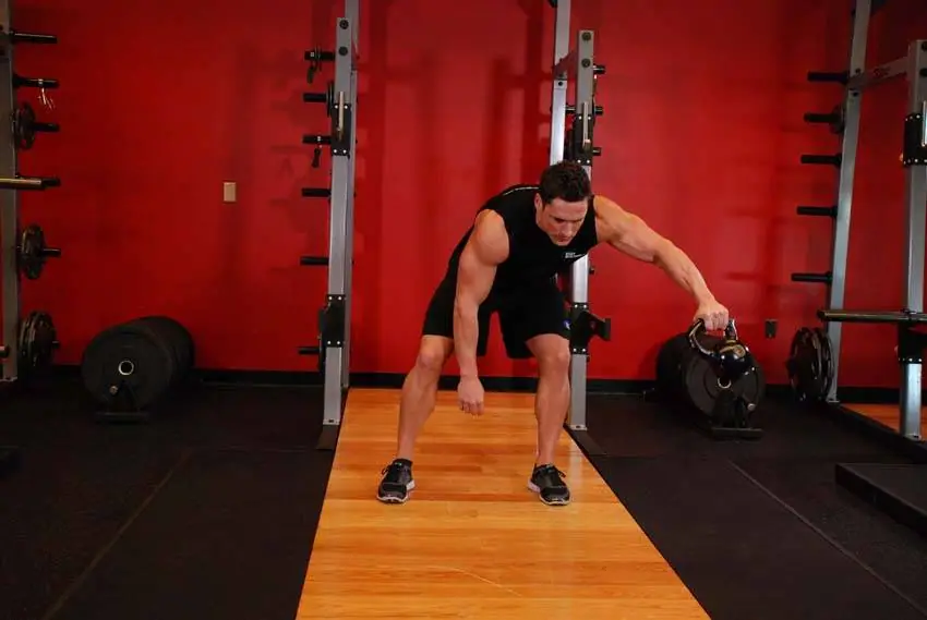 Kettlebell Pass Between The Legs — posisi awal