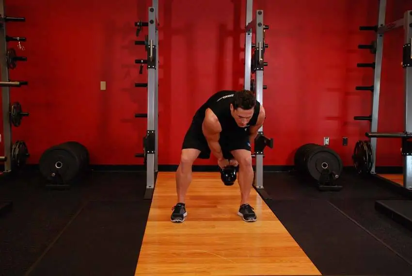 Kettlebell Pass Between The Legs — posisi akhir
