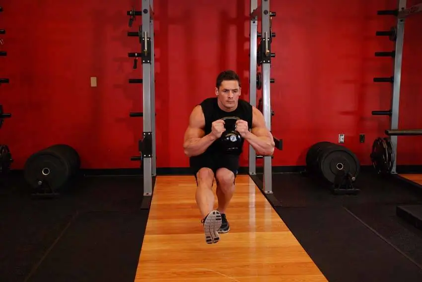 Kettlebell Pistol Squat — posisi akhir