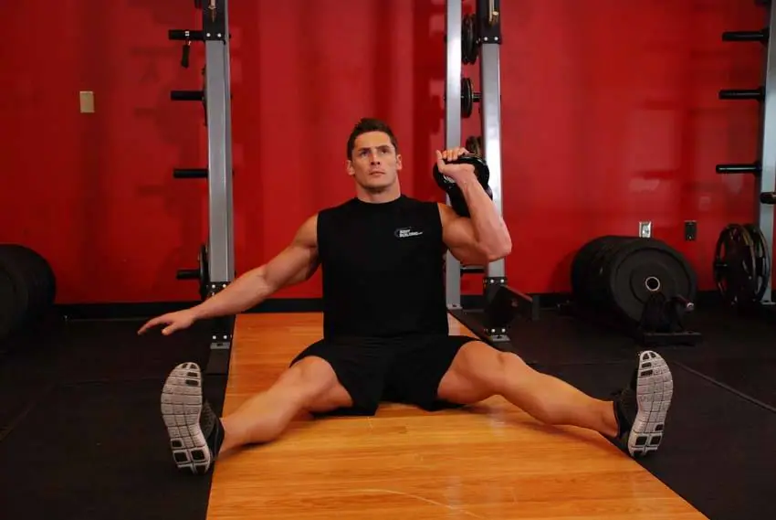 Kettlebell Seated Press — posisi awal