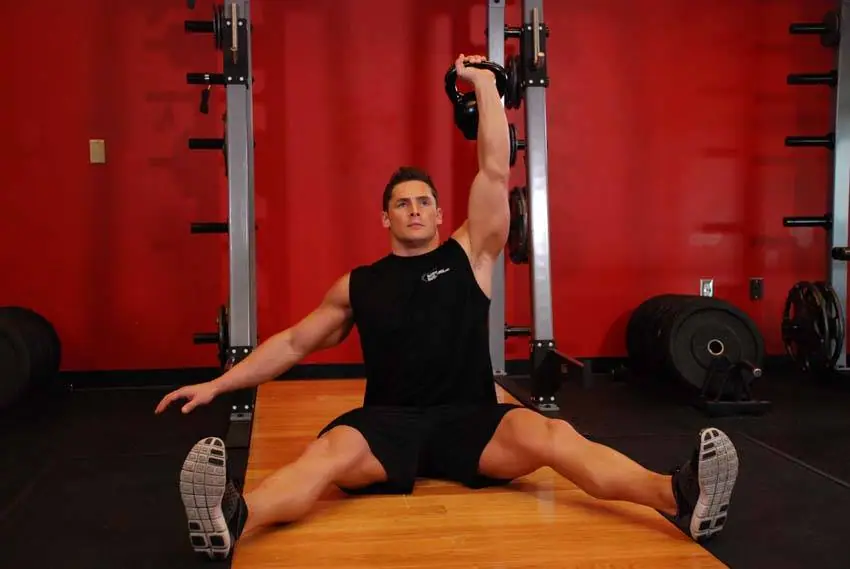 Kettlebell Seated Press — posisi akhir