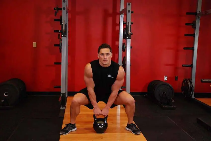 Kettlebell Sumo High Pull — posisi awal