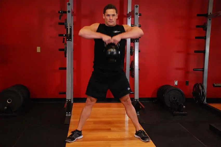 Kettlebell Sumo High Pull — posisi akhir