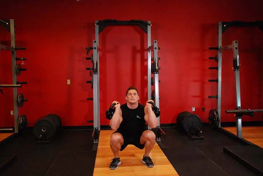 Kettlebell Thruster — posisi akhir