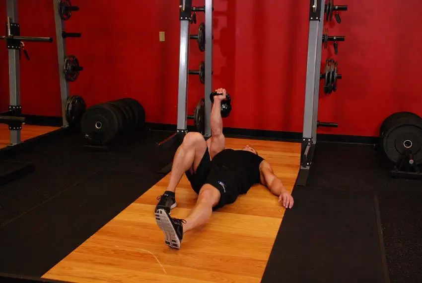 Kettlebell Turkish Get-Up (Lunge style) — posisi awal