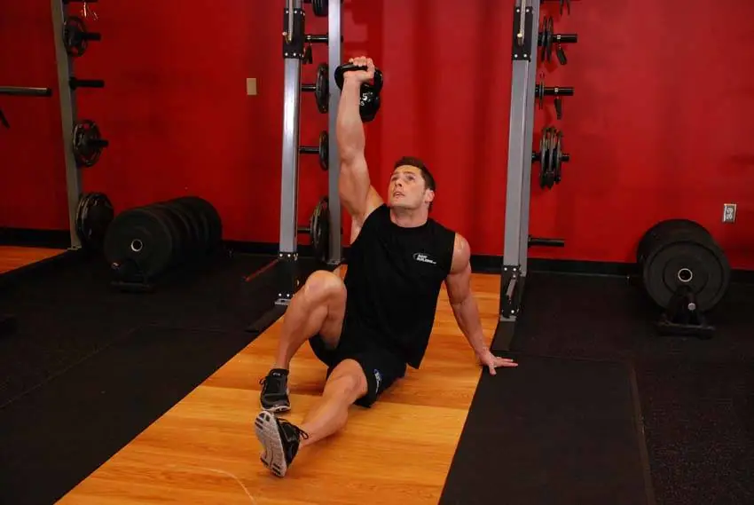 Kettlebell Turkish Get-Up (Lunge style) — posisi akhir