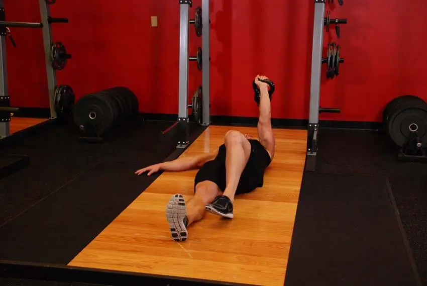 Kettlebell Turkish Get-Up (Squat style) — posisi awal