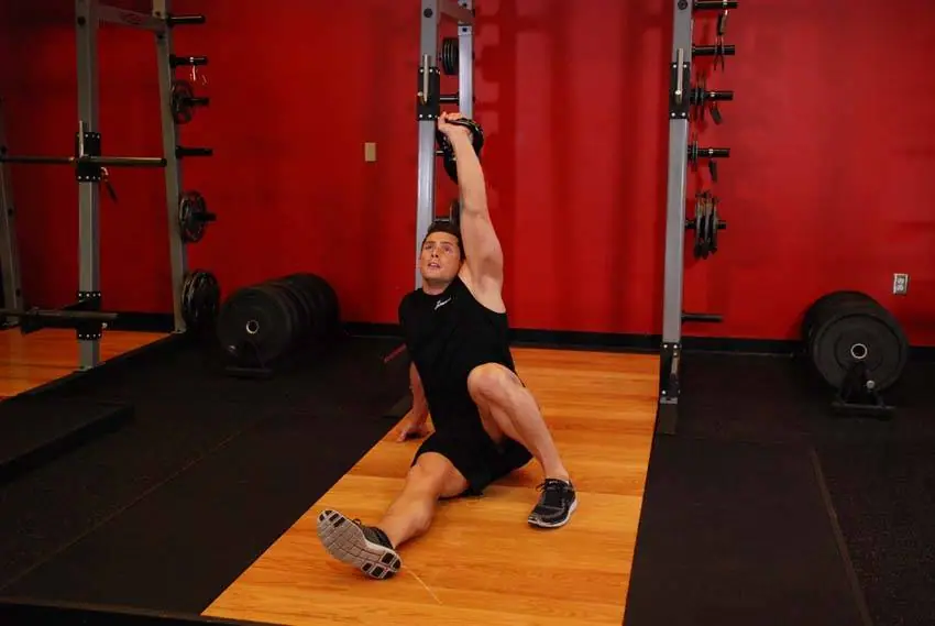 Kettlebell Turkish Get-Up (Squat style) — posisi akhir