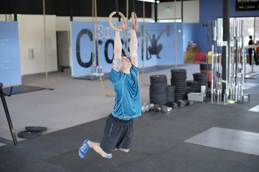 Kipping Muscle Up — posisi awal