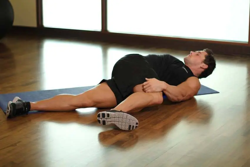 Knee Across The Body — posisi akhir