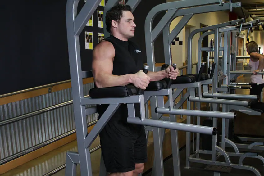 Knee/Hip Raise On Parallel Bars — posisi awal