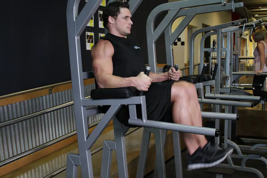 Knee/Hip Raise On Parallel Bars — posisi akhir