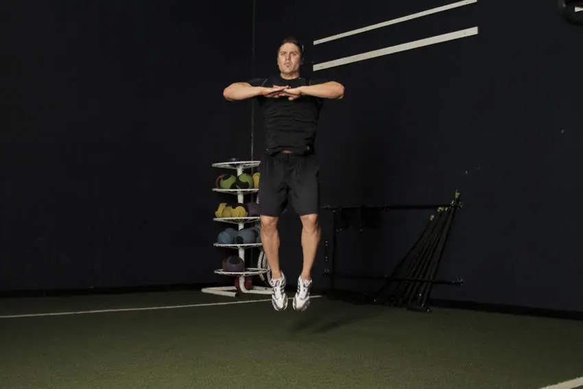 Knee Tuck Jump — posisi akhir