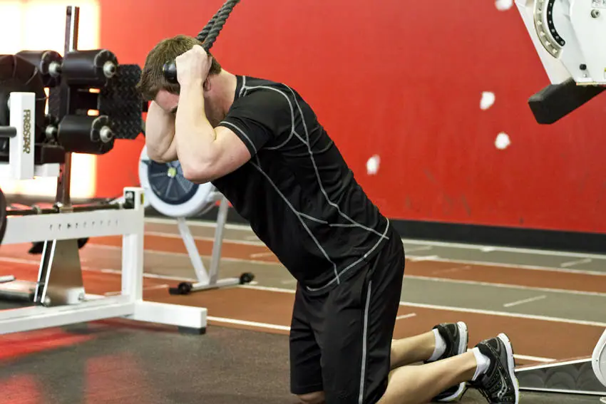Kneeling Cable Crunch With Alternating Oblique Twists — posisi awal