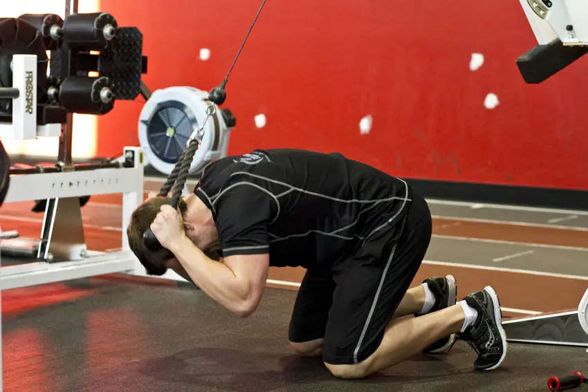 Kneeling Cable Crunch With Alternating Oblique Twists — posisi akhir