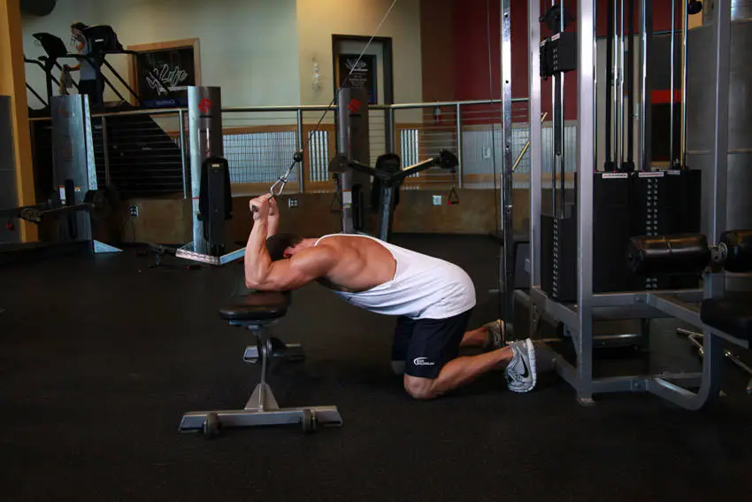 Kneeling Cable Triceps Extension — posisi awal