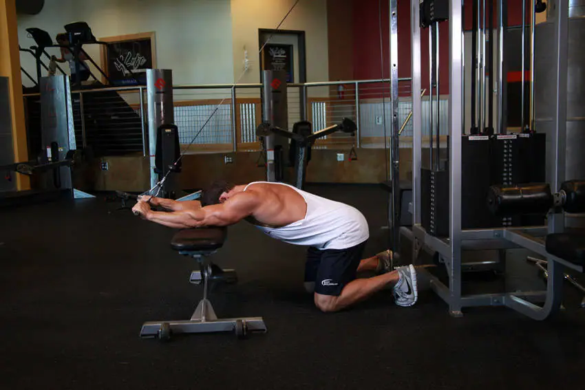 Kneeling Cable Triceps Extension — posisi akhir