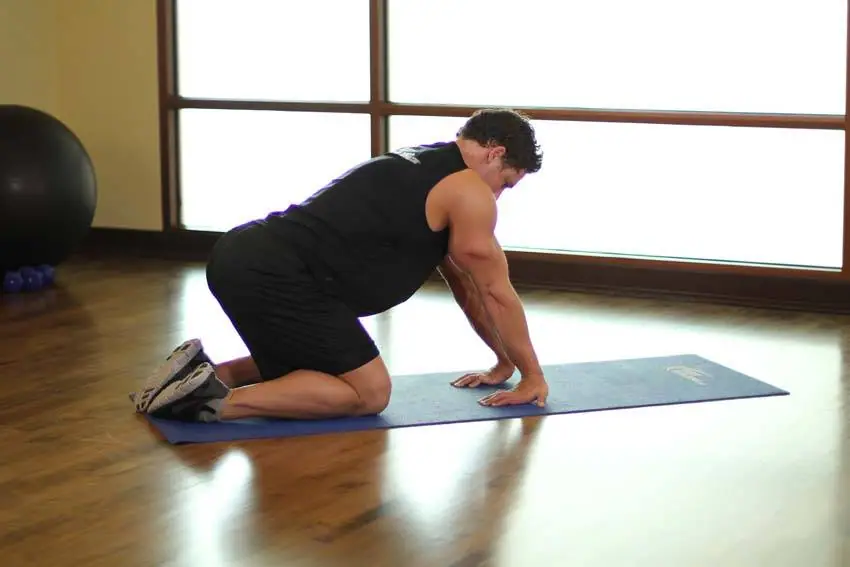 Kneeling Forearm Stretch — posisi akhir