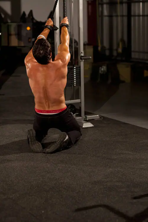 Kneeling High Pulley Row — posisi awal