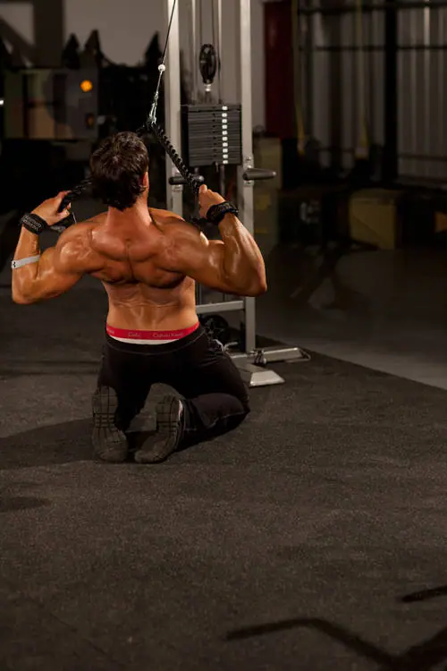 Kneeling High Pulley Row — posisi akhir