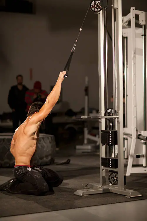 Kneeling Single-Arm High Pulley Row — posisi awal