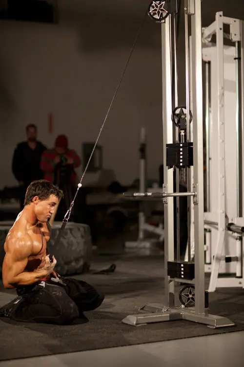 Kneeling Single-Arm High Pulley Row — posisi akhir