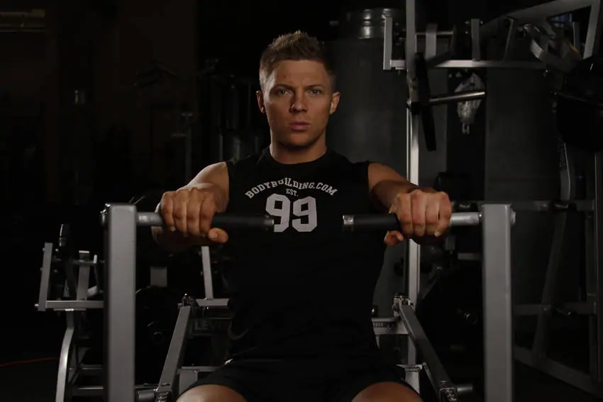 Leverage Chest Press — posisi akhir