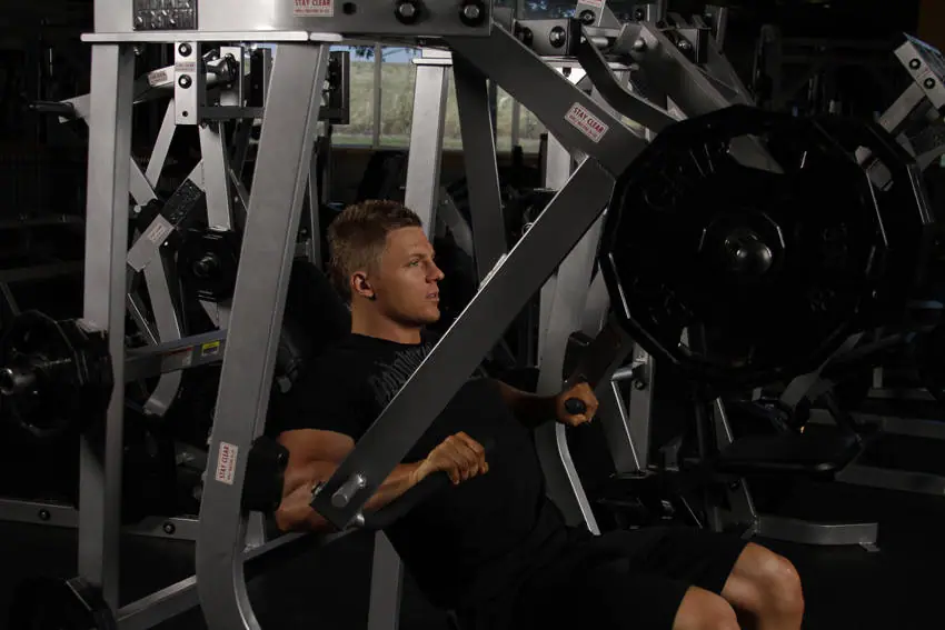 Leverage Decline Chest Press — posisi awal