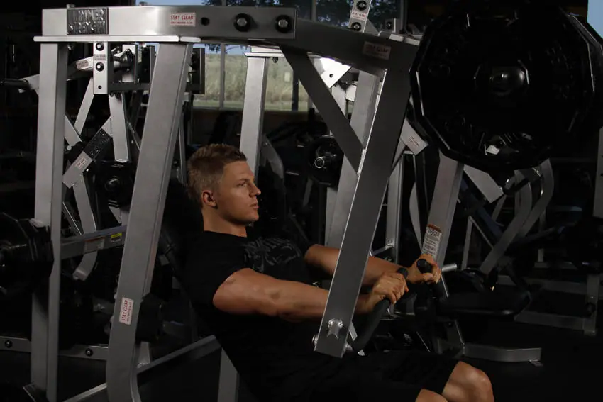 Leverage Decline Chest Press — posisi akhir