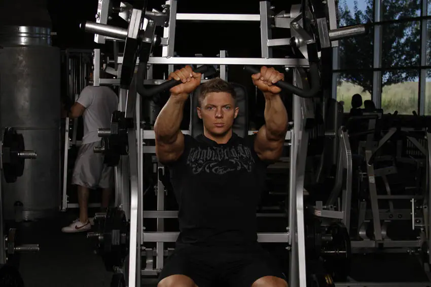 Leverage Incline Chest Press — posisi akhir