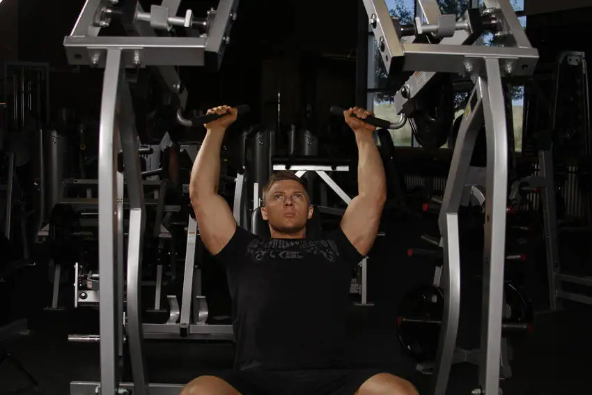Leverage Shoulder Press — posisi akhir