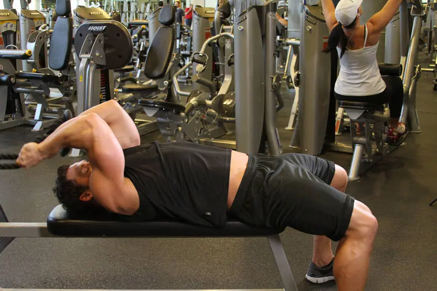 Low Cable Triceps Extension — posisi awal