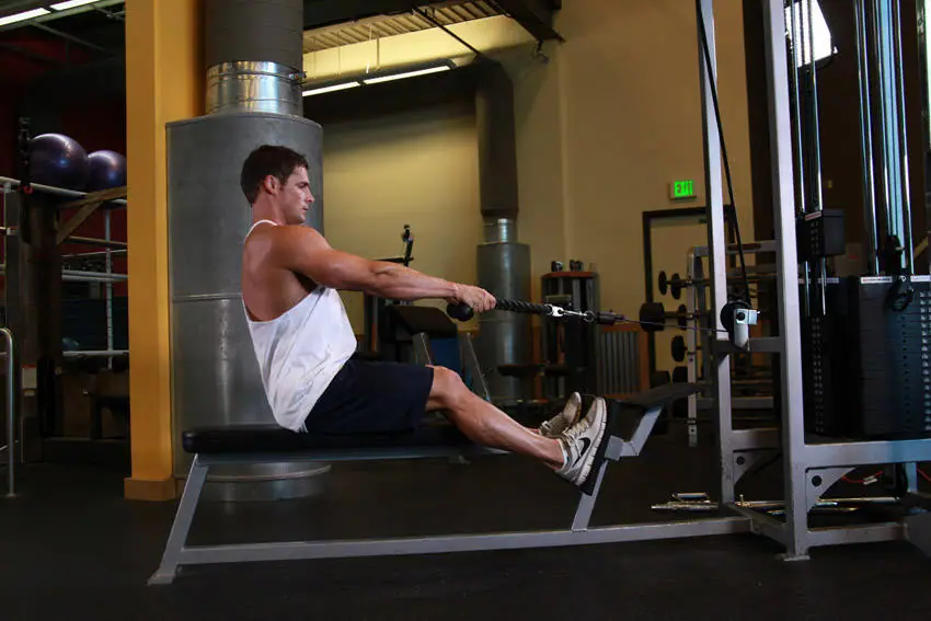 Low Pulley Row To Neck — posisi awal
