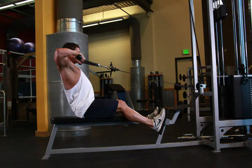 Low Pulley Row To Neck — posisi akhir