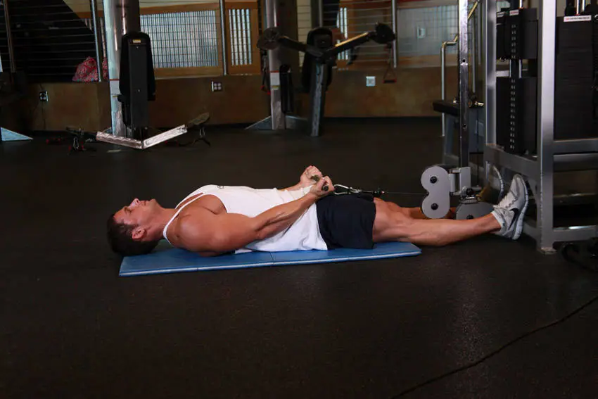 Lying Cable Curl — posisi awal