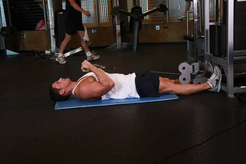 Lying Cable Curl — posisi akhir